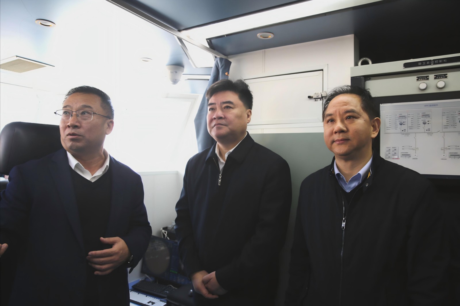 1732793434170506.jpg 何忠偉一行調(diào)研省二輕集團(tuán)百噸級無人船項目(圖片).jpg