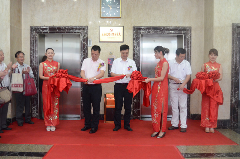 省工藝品公司舉辦中國(guó)工藝美術(shù)大師張愛(ài)光作品暨青田石雕精品展