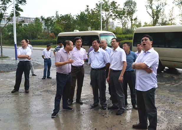 毛光烈副省長(zhǎng)一行考察開(kāi)化“瀾庭國(guó)際”及“東方廣場(chǎng)”項(xiàng)目