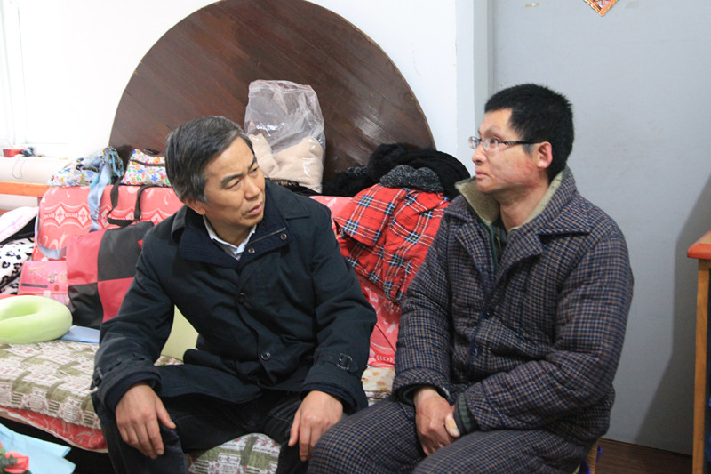 親切的慰問，溫暖的關(guān)懷<br/>——集團(tuán)公司領(lǐng)導(dǎo)走訪慰問困難職工