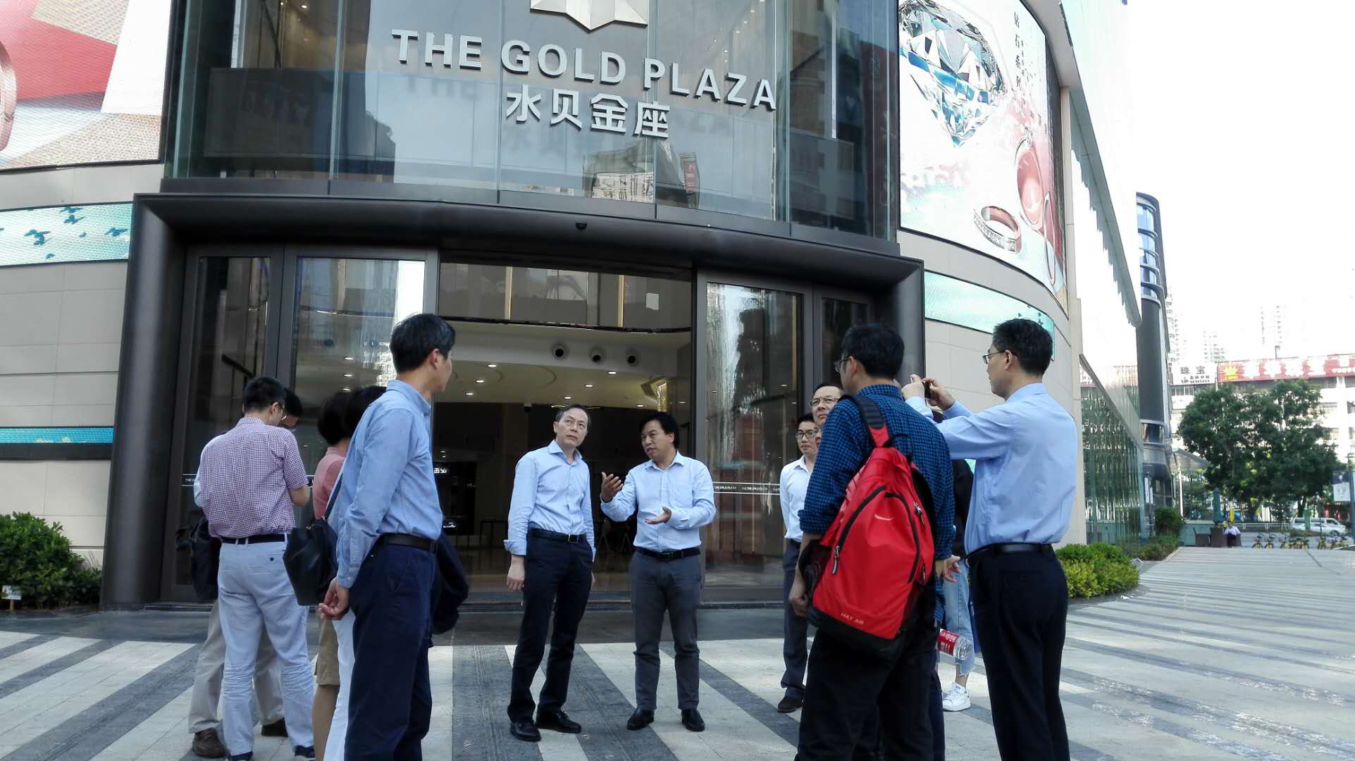 集團公司黨委書記、總經(jīng)理虞岳明帶隊考察深圳工藝美術(shù)行業(yè)