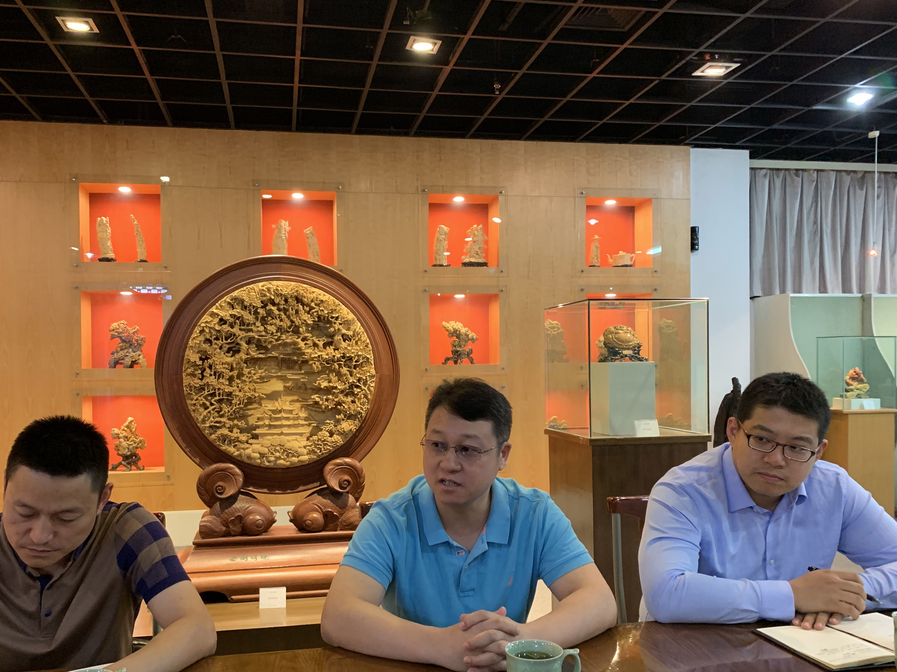 北京工美領(lǐng)導(dǎo)訪問省工藝品公司