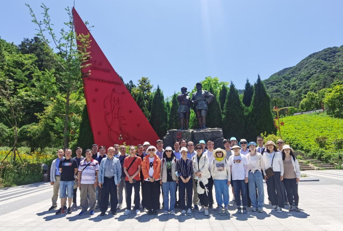 紅色山河當(dāng)課堂 英雄史詩作教材 省二輕集團(tuán)工會(huì)組織先進(jìn)職工踏訪大別山革命熱土