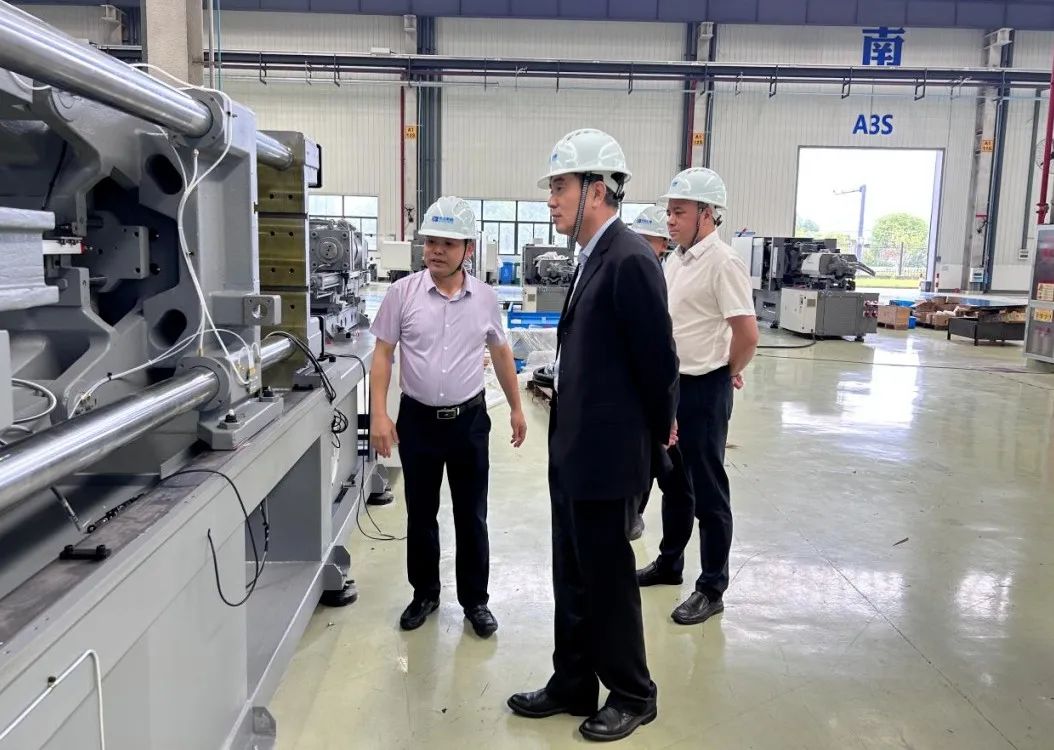 中國(guó)機(jī)械工業(yè)聯(lián)合會(huì)總經(jīng)濟(jì)師葉定達(dá)一行來省二輕集團(tuán)申達(dá)機(jī)器公司調(diào)研