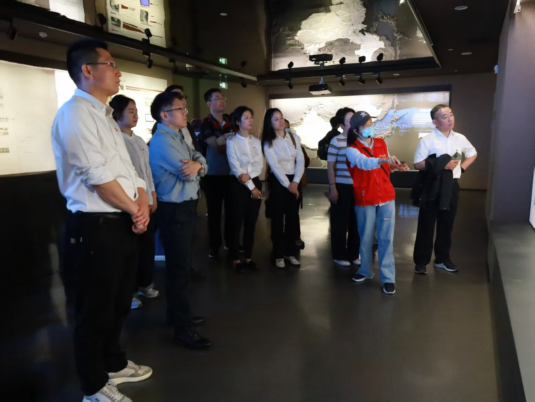 商業(yè)公司黨總支組織開展“循跡溯源學(xué)思想促踐行”活動